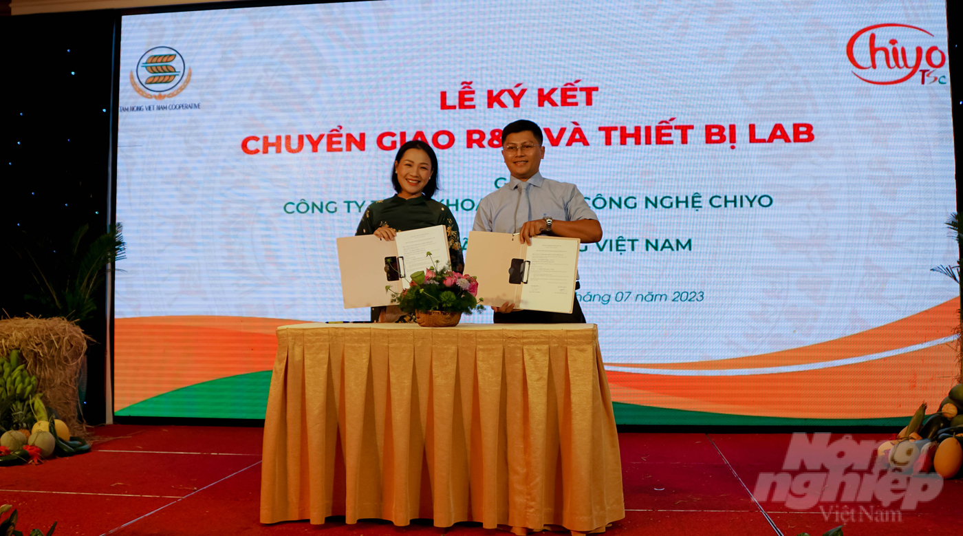 Bà Nguyễn Thị Vân Anh - Giám đốc điều hành HTX Tam nông Việt Nam kí kết hợp tác với các đơn vị, doanh nghiệp